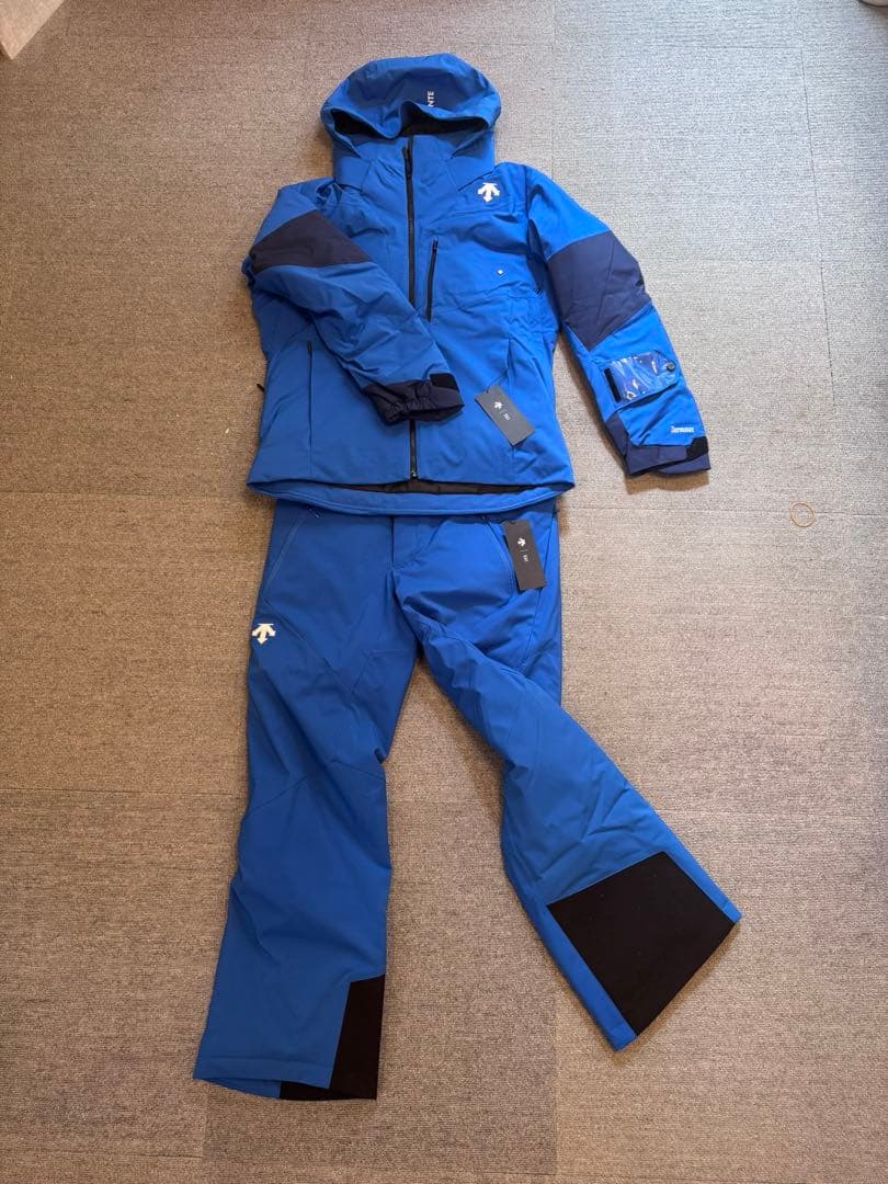 ☆新品☆スキーウェアー上下(L) 2024-2025モデルDESCENTE