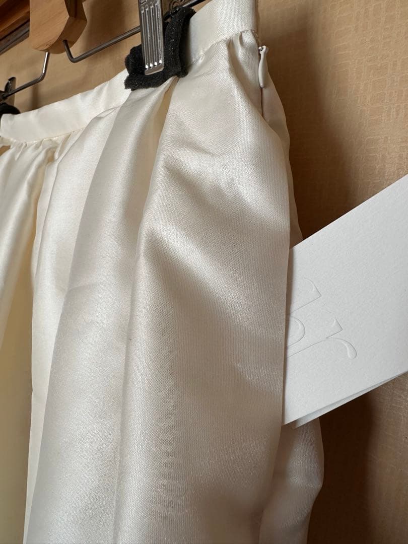HER.サテン地アイボリーホワイト 短時間着用 インナースカート、タグ付 美品