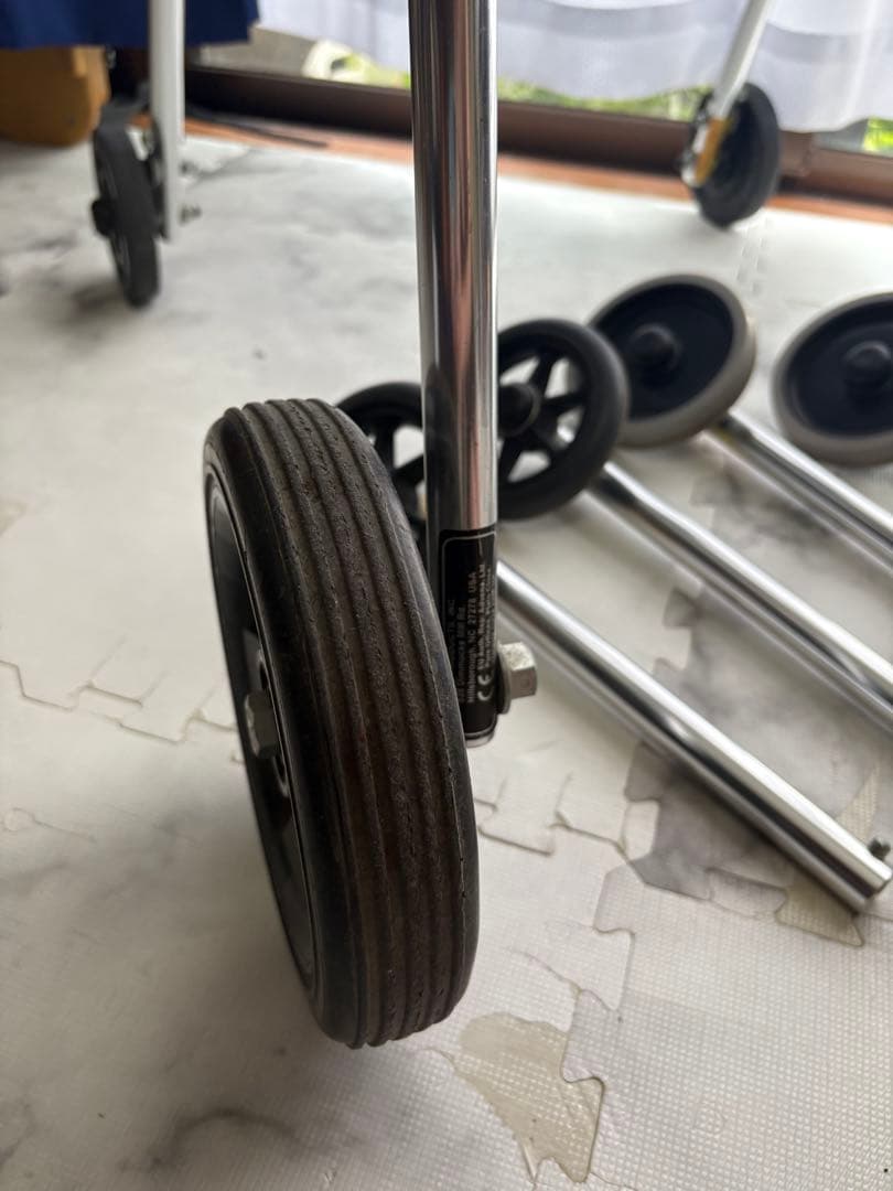 ②PCW歩行器　W1B ジュニア用　背もたれクッション付 屋外用&室内用タイヤ有