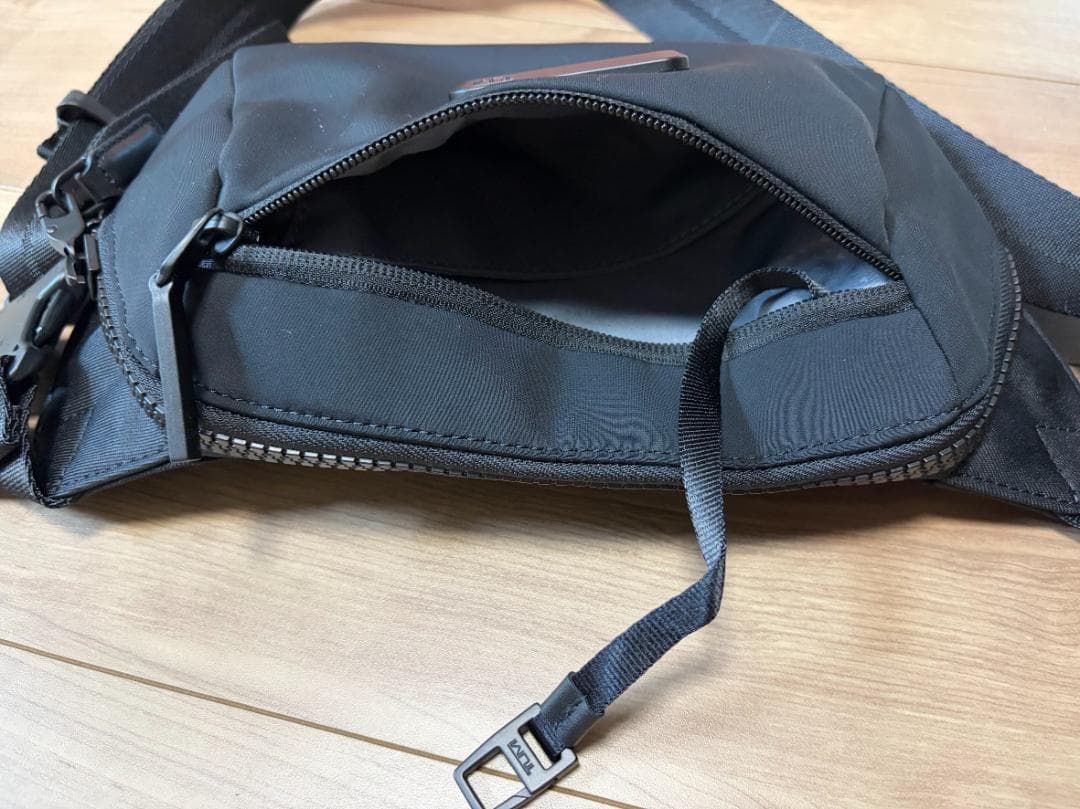 TUMI スリムスリングボディバッグ ブラック