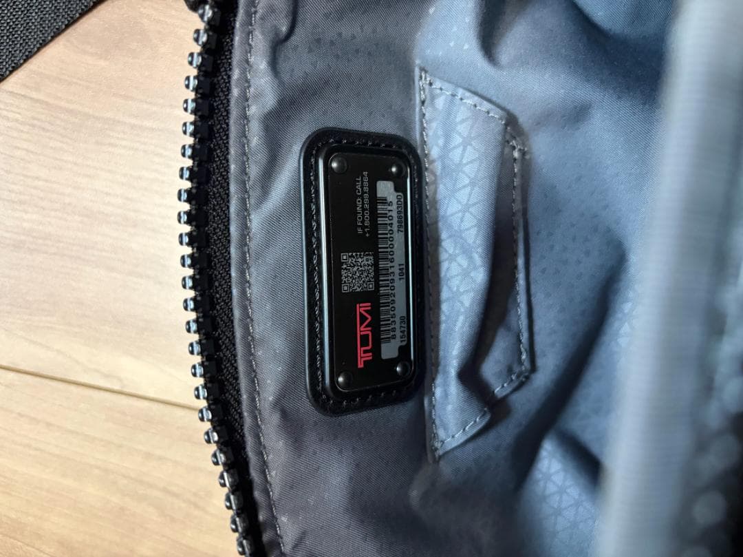 TUMI スリムスリングボディバッグ ブラック