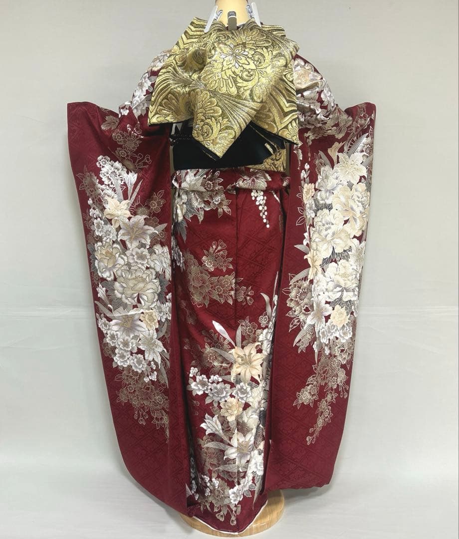ゴージャス　エンジの牡丹に百合の金彩振袖フルセット