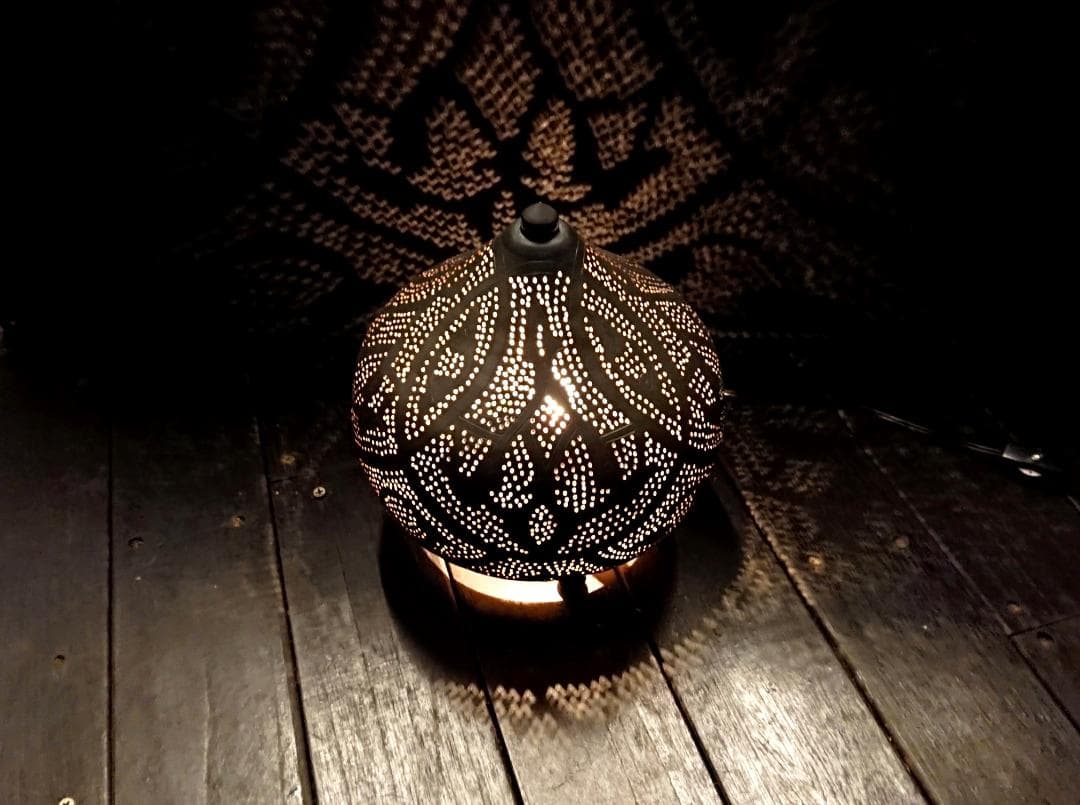 フロアランプ　たまねぎ型　メタル　ブラック