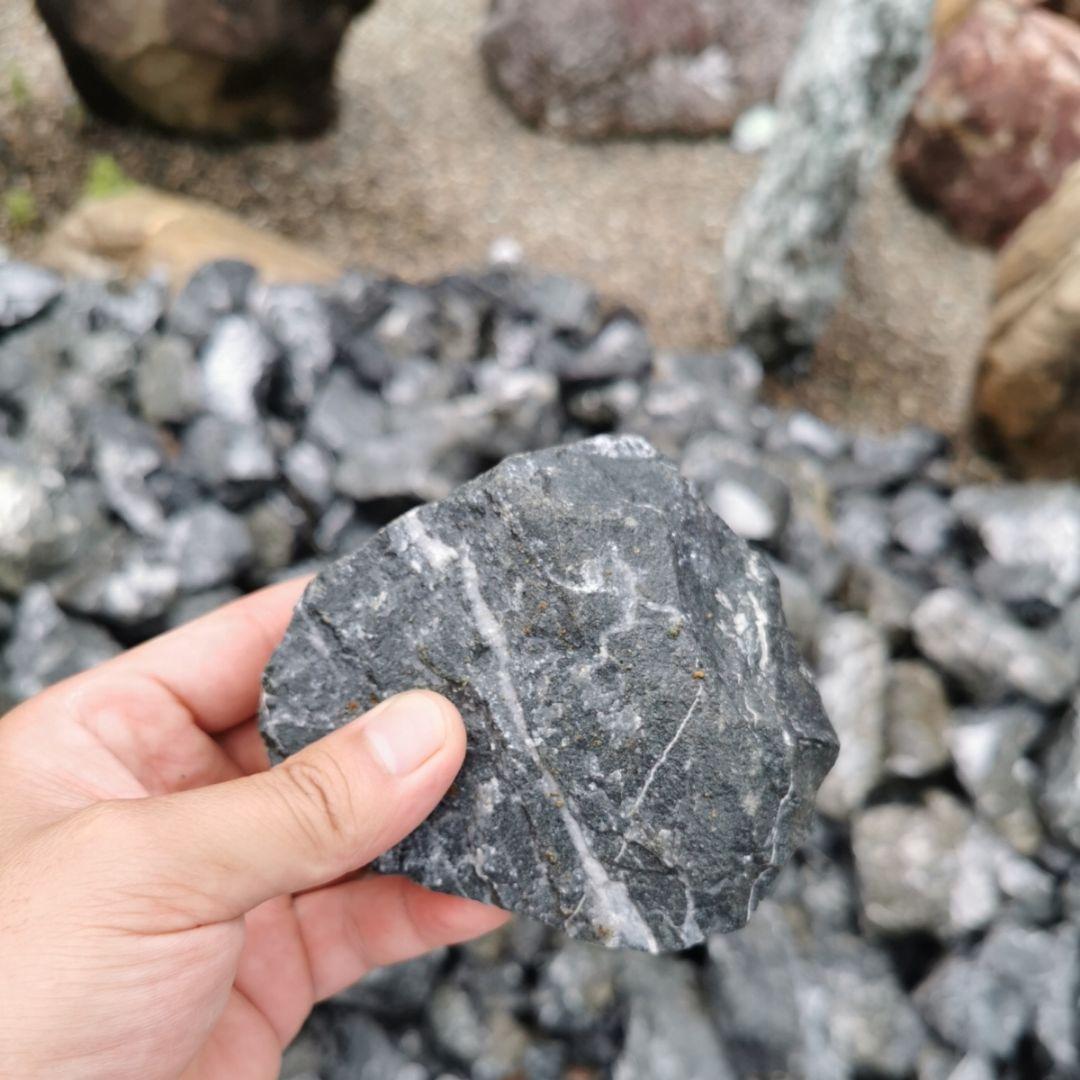 秩父産グレーストーン　1000キロ　庭石　石　鑑賞石　庭　ガーデニング