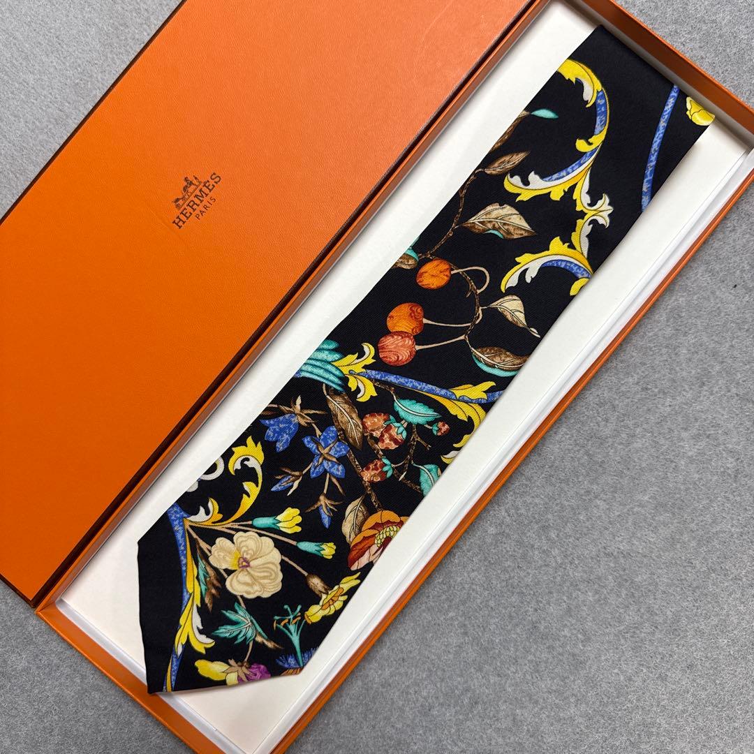 極美品　エルメス　ネクタイ　黒　花柄フラワー　シルク　派手、ジバンシィ　二本