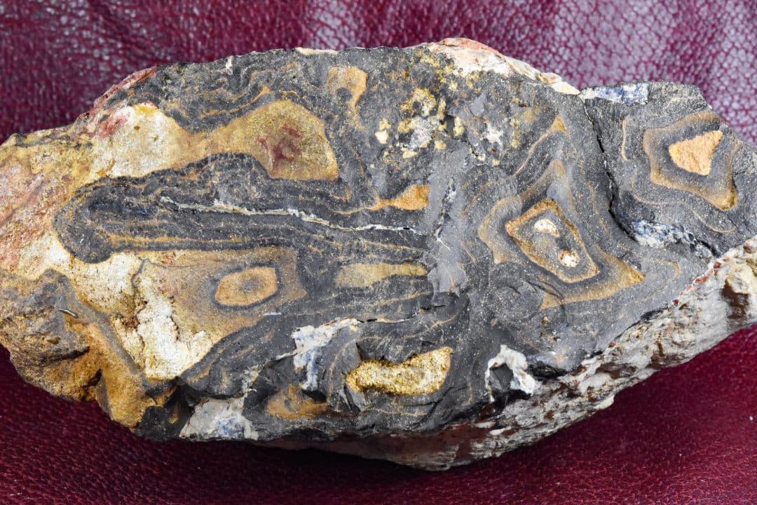 大き目 ボルダーオパール原石2140g