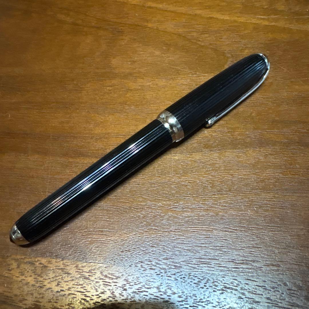 Cartier万年筆 ブラック　プラチナフィニッシュ
