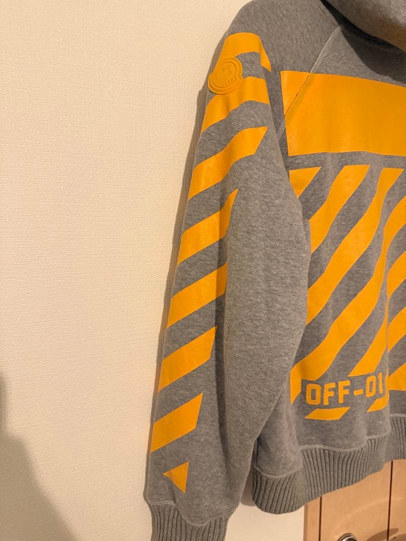 正規品　今週限定価格　MONCLEAR OFF-WHITE パーカー