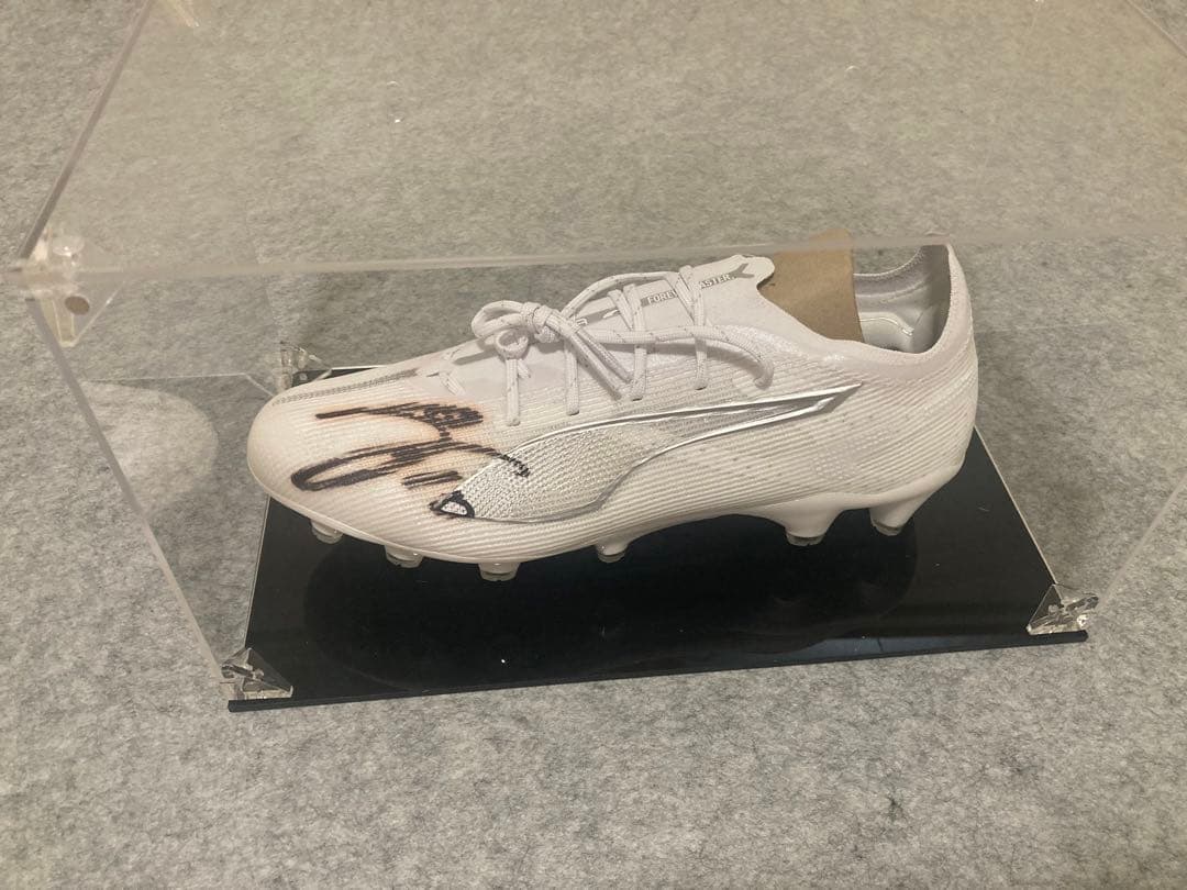 堂安律　直筆サイン入りPuma サッカースパイク　ホワイト　アクリルケース付き