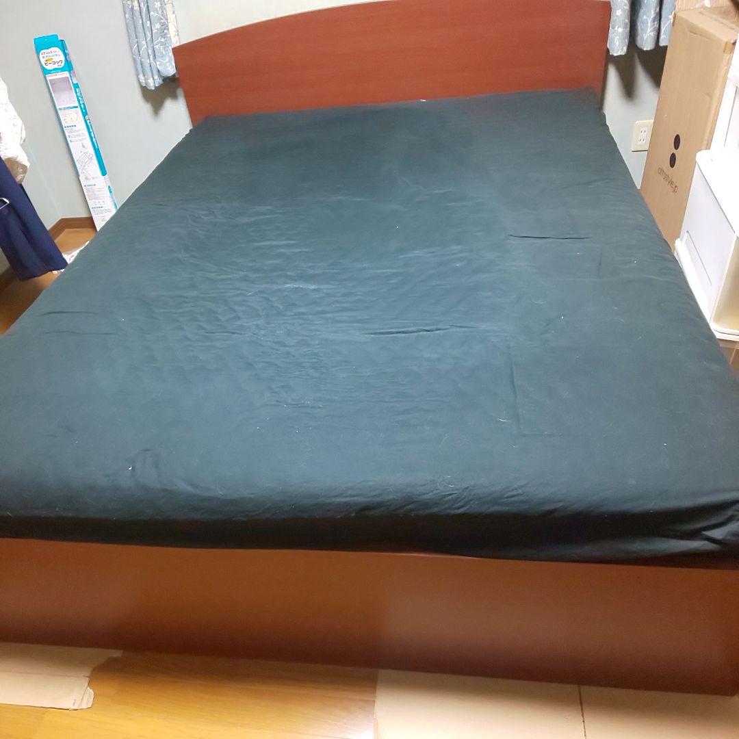 ベッド（クイーンサイズ）