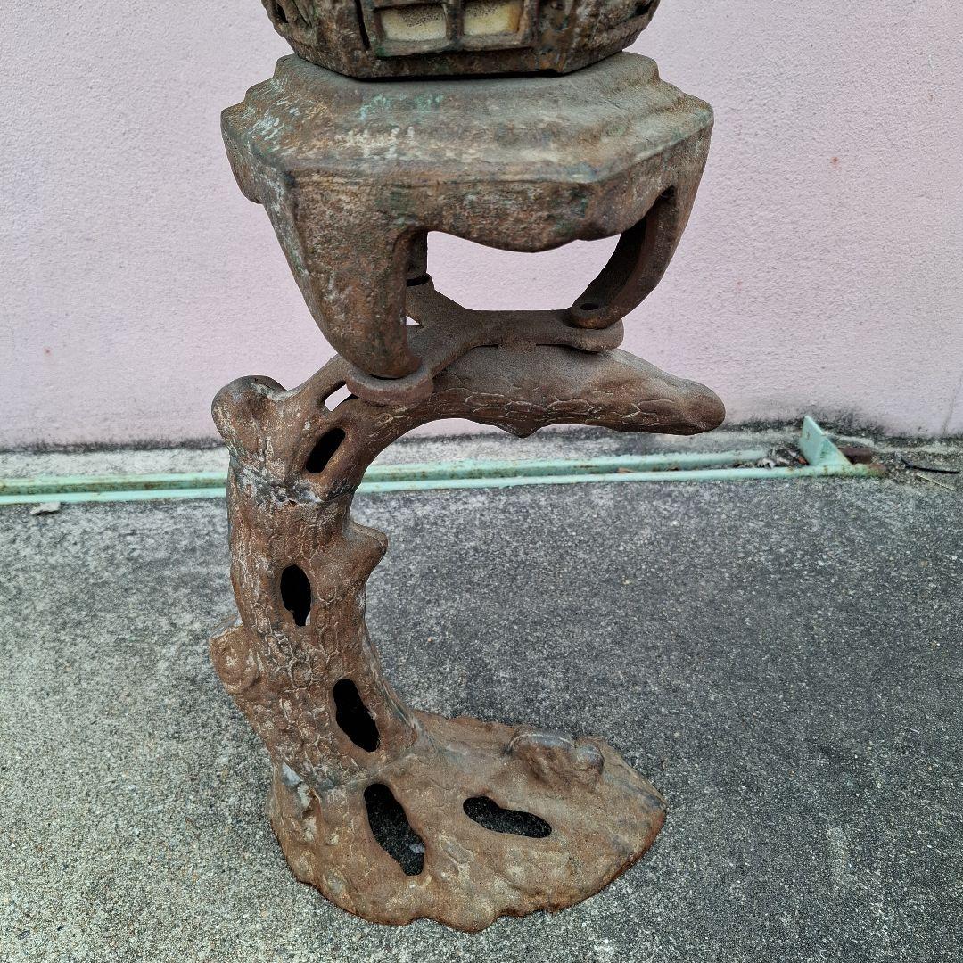 伝統的な金属製燈籠　アンティーク　鉄鋳物製　灯篭