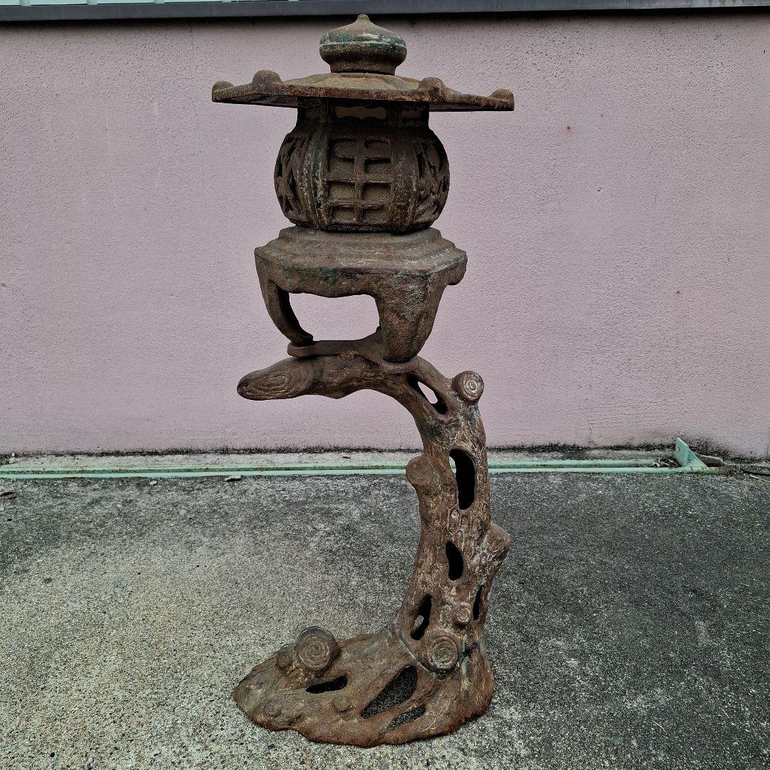 伝統的な金属製燈籠　アンティーク　鉄鋳物製　灯篭