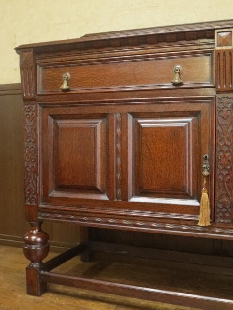 イギリス アンティーク オーク材 ブルボーズレッグ 彫刻 サイドボード 鍵付き