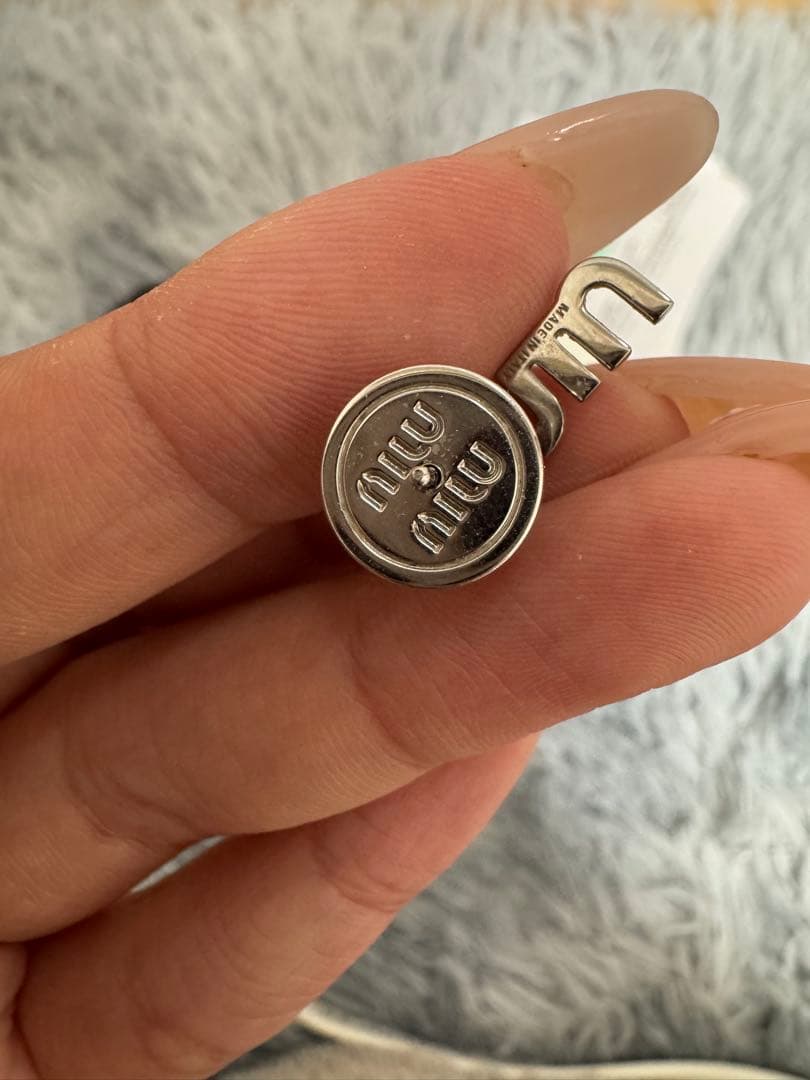 miumiu クリスタル付 メタル ピアス