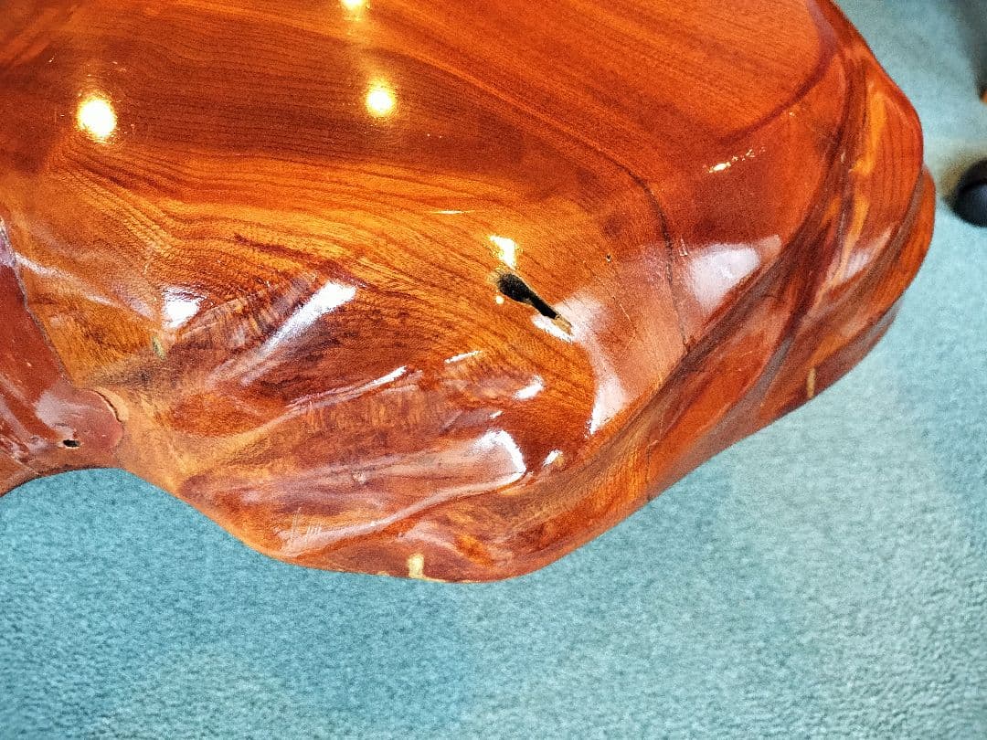 けやき1枚板で作った無垢材のテーブル