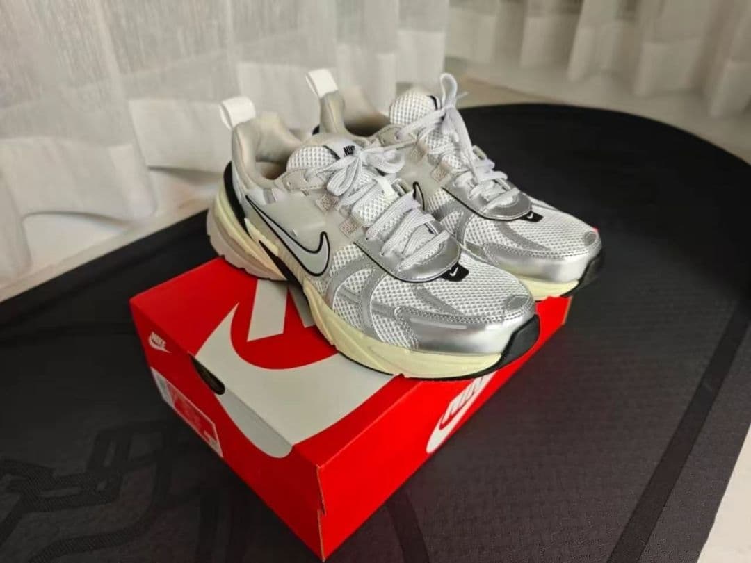 靴 NIKE W V2K RUN FD0736-100/24cm