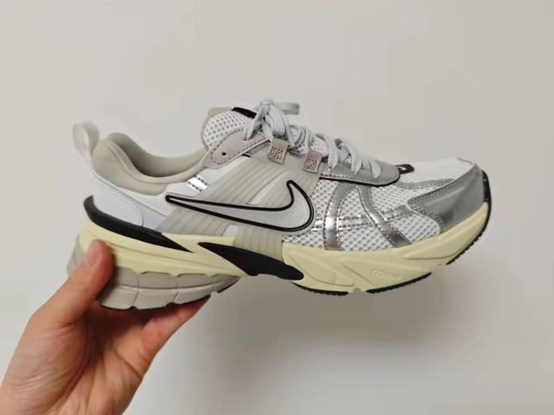 靴 NIKE W V2K RUN FD0736-100/24cm