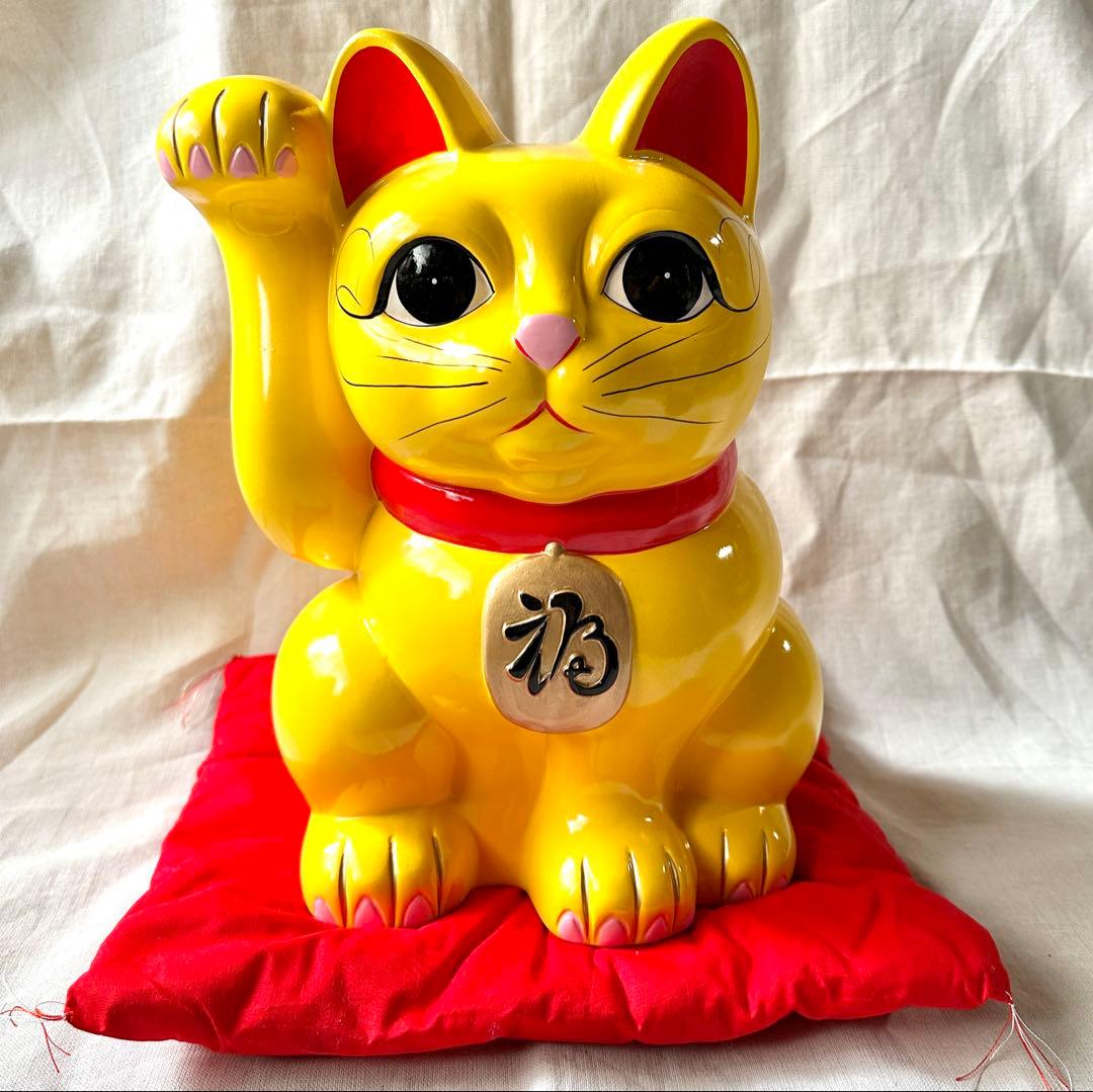 招き猫 右手あげ 黄色 10号 赤座布団