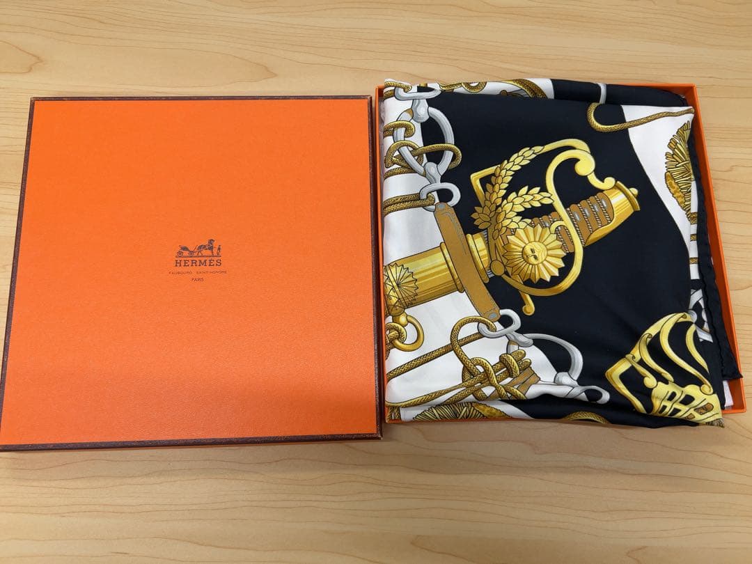 美品 エルメス スカーフ カレ90 ”Cliquetis オブジェの秘密“ 正規