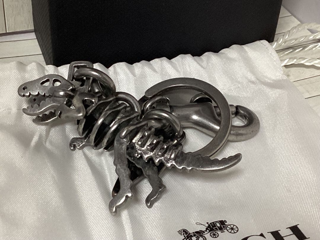 保存袋付き美品コーチCOACH 恐竜骨格デザイン キーホルダー本物レキシー