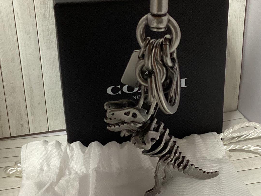 保存袋付き美品コーチCOACH 恐竜骨格デザイン キーホルダー本物レキシー