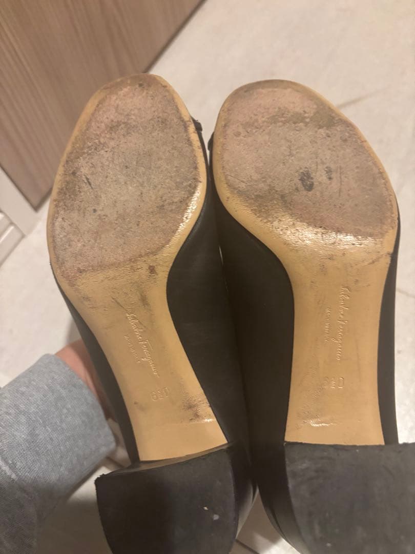 フェラガモ チェーン パンプス 黒 レザー ゴールド金具 23.5cm