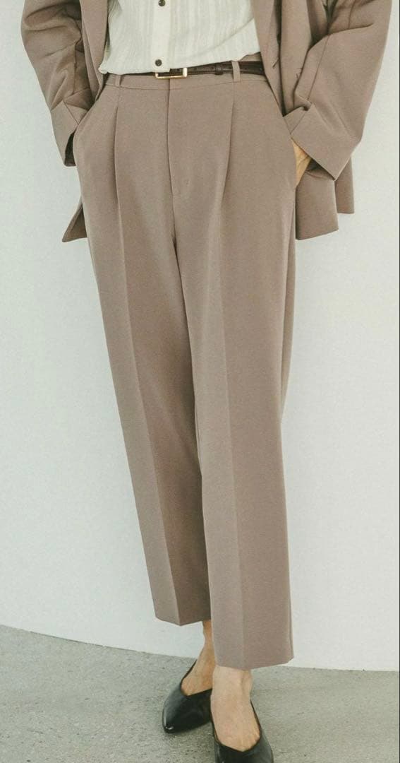 パンツスーツ&ツイードノーカラージャケット