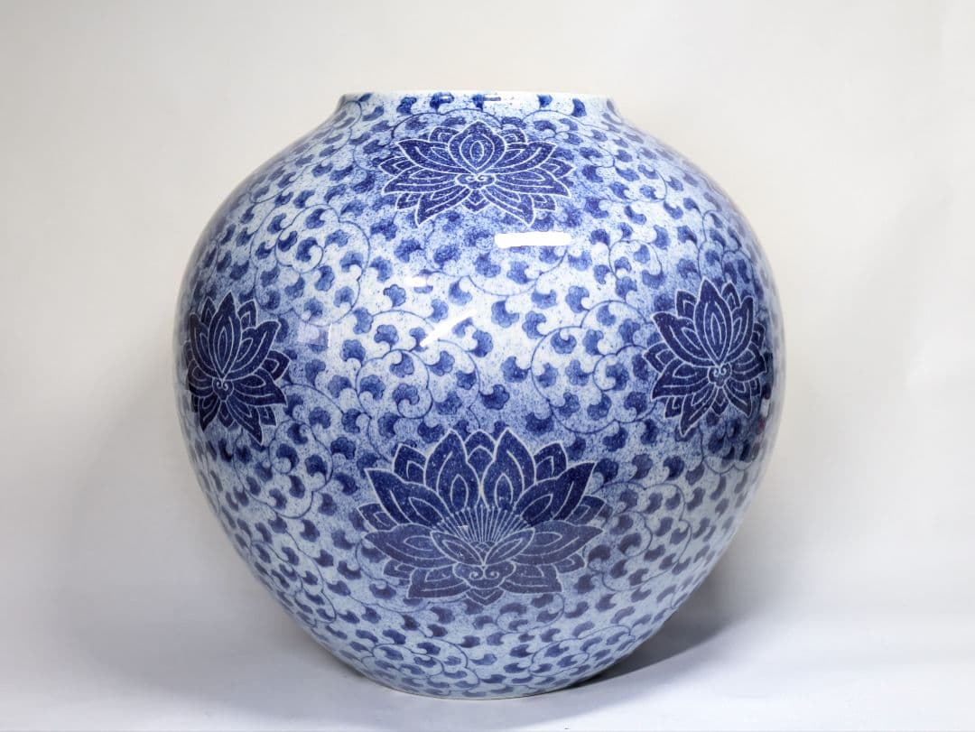 深川製磁 染付 吹墨 花唐草文 花瓶 高さ約32.5cm