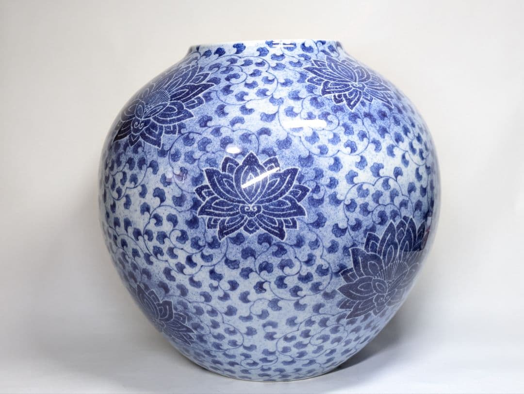 深川製磁 染付 吹墨 花唐草文 花瓶 高さ約32.5cm