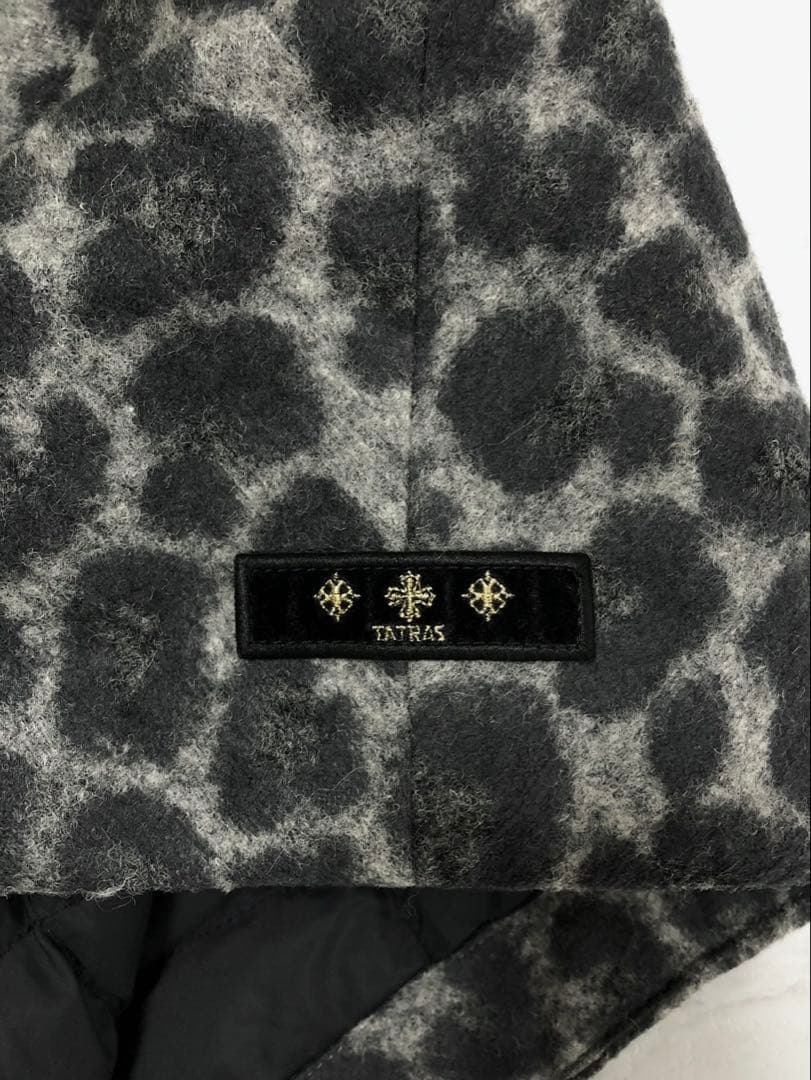 【美品】TATRAS ダウン ポンチョ レオパード ロゴ グレー ケープ 02