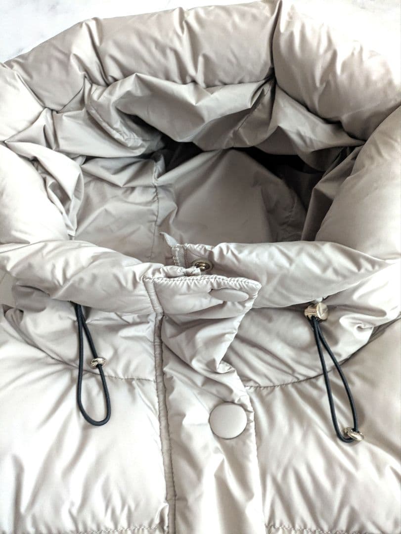 未使用品　ケープホーン　 ダウンジャケット　ベージュ　42　ESQUEL