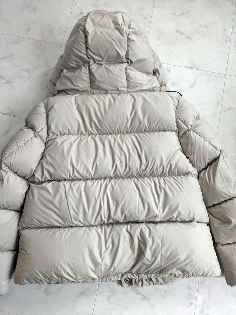 未使用品　ケープホーン　 ダウンジャケット　ベージュ　42　ESQUEL