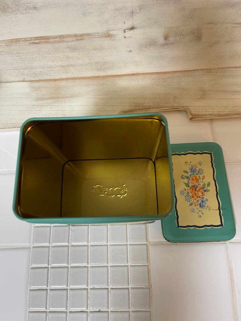 ティアラ　ティン缶　ショコラムニエ　4個セット