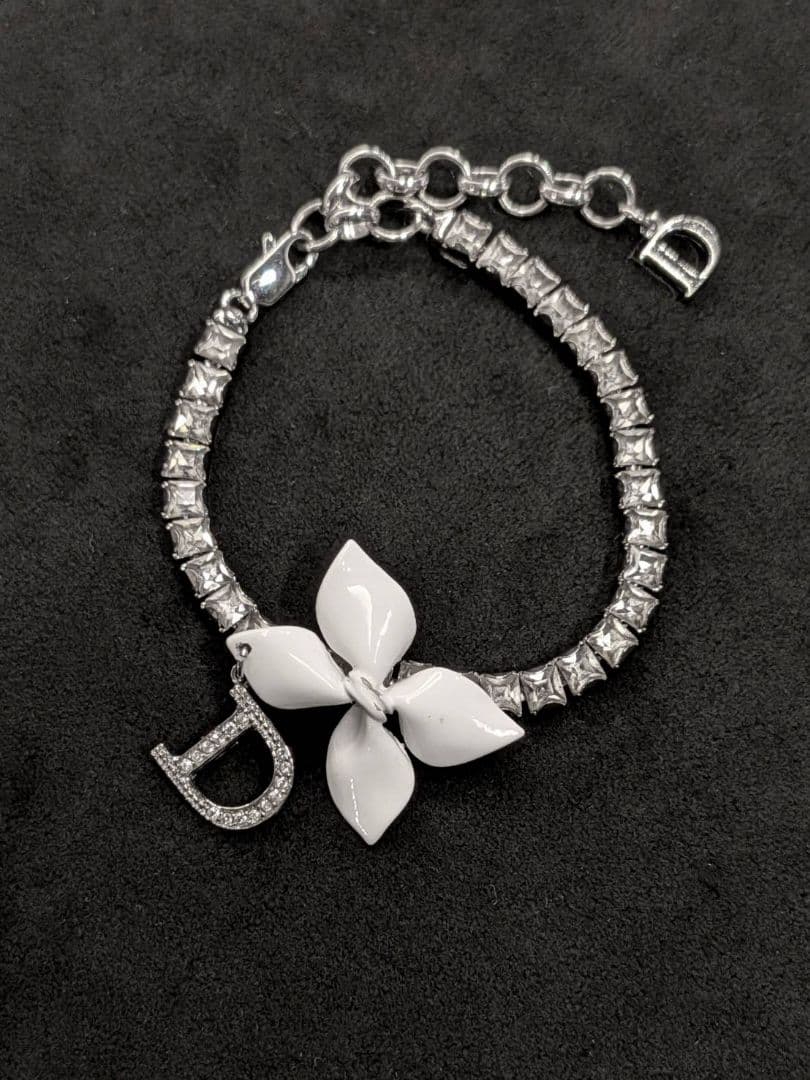 Dior ホワイトフラワーブレスレット　スワロフスキー