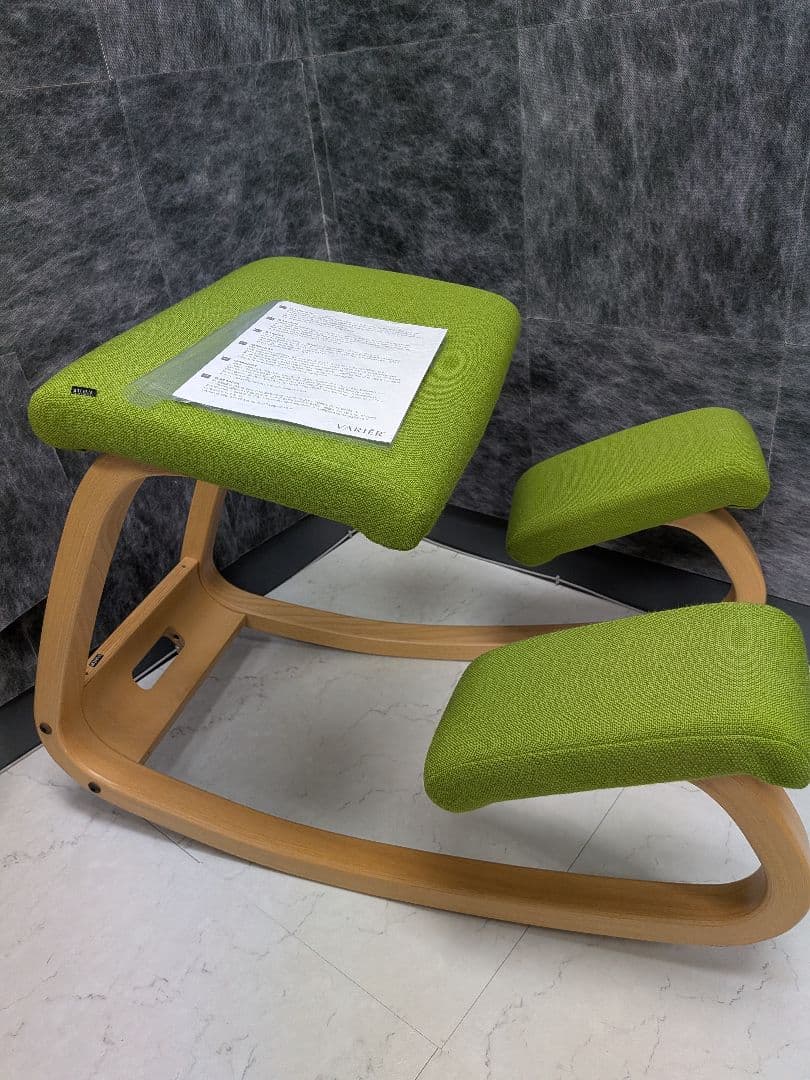 varier　バランスチェア　家具　オフィスチェア　デスクチェア　座面黄緑