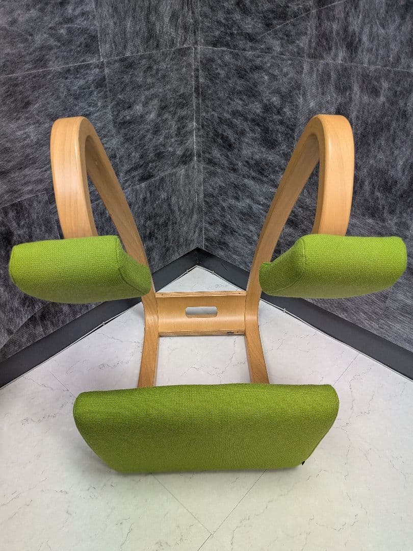 varier　バランスチェア　家具　オフィスチェア　デスクチェア　座面黄緑