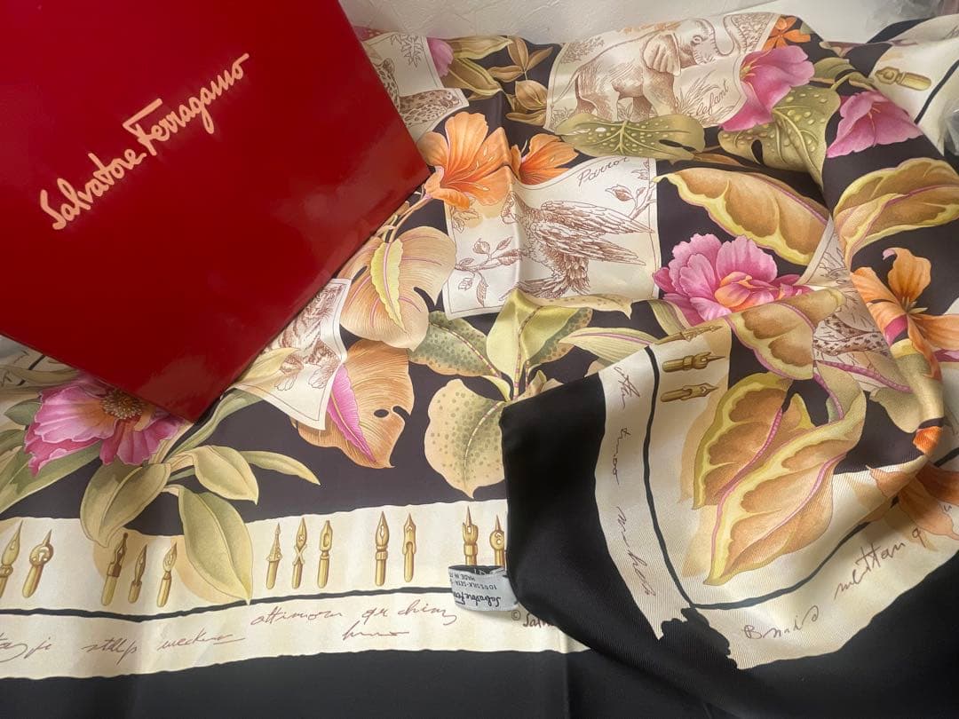 【新品未使用】Salvatore Ferragamo アニマル柄　シルクスカーフ