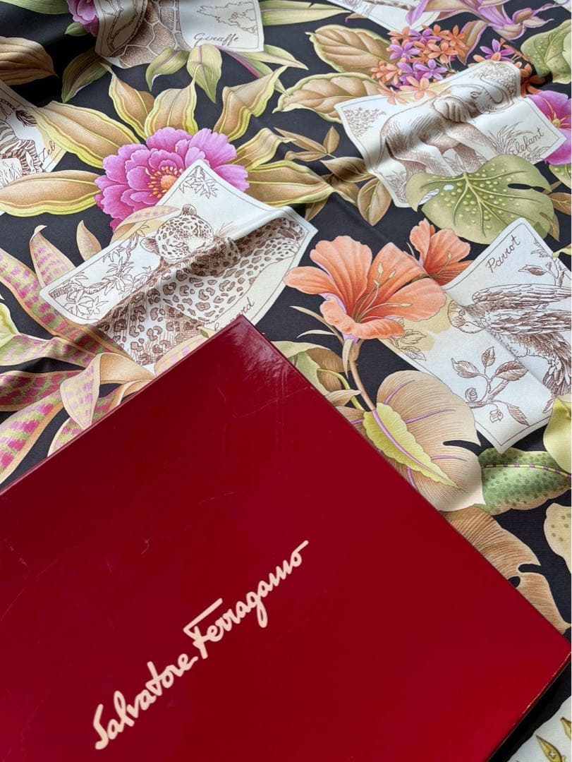 【新品未使用】Salvatore Ferragamo アニマル柄　シルクスカーフ