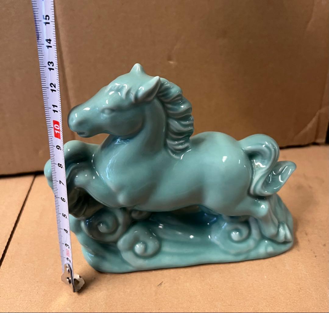 青緑色の陶器製馬の置物
