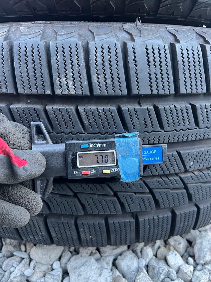 海外産スタッドレスタイヤ　225/50r17 22年製　バリ山