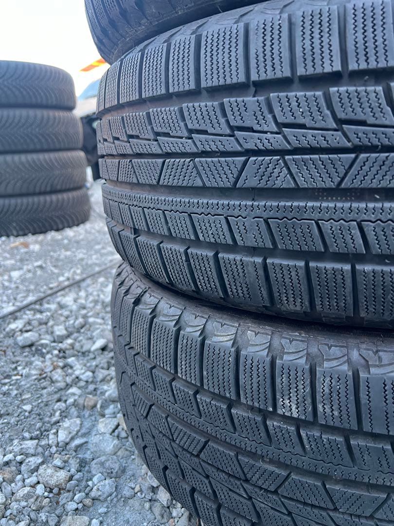 海外産スタッドレスタイヤ　225/50r17 22年製　バリ山