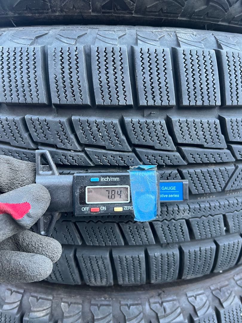 海外産スタッドレスタイヤ　225/50r17 22年製　バリ山