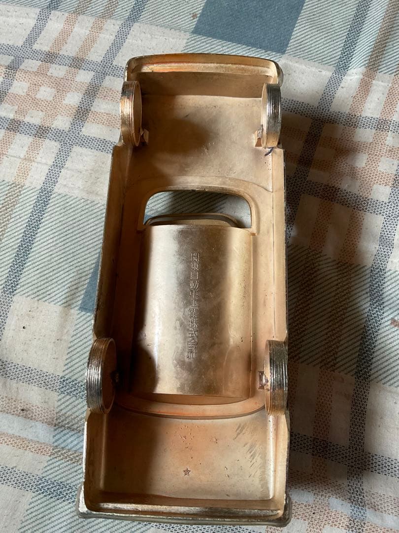 トヨタ・クラウン金属製灰皿／関東自動車工業株式会社製造（トヨタグループ傘下）。