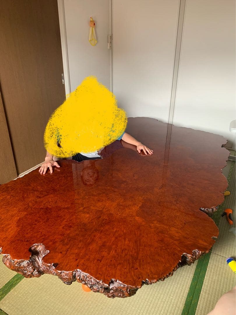 自然な形状の茶色い座卓　花梨