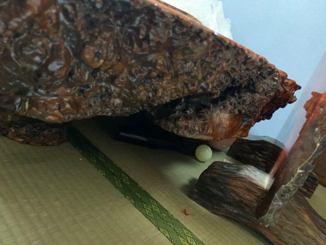 自然な形状の茶色い座卓　花梨