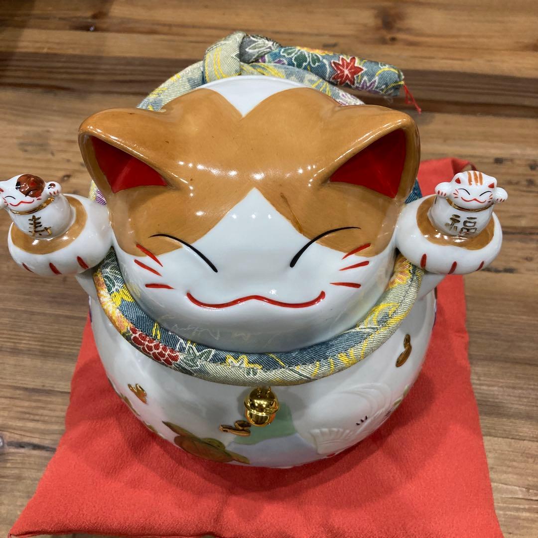 猫舎道楽堂本舗　招き猫　貯金箱　縁起物　置物　座布団付き　高さ約20cm弱