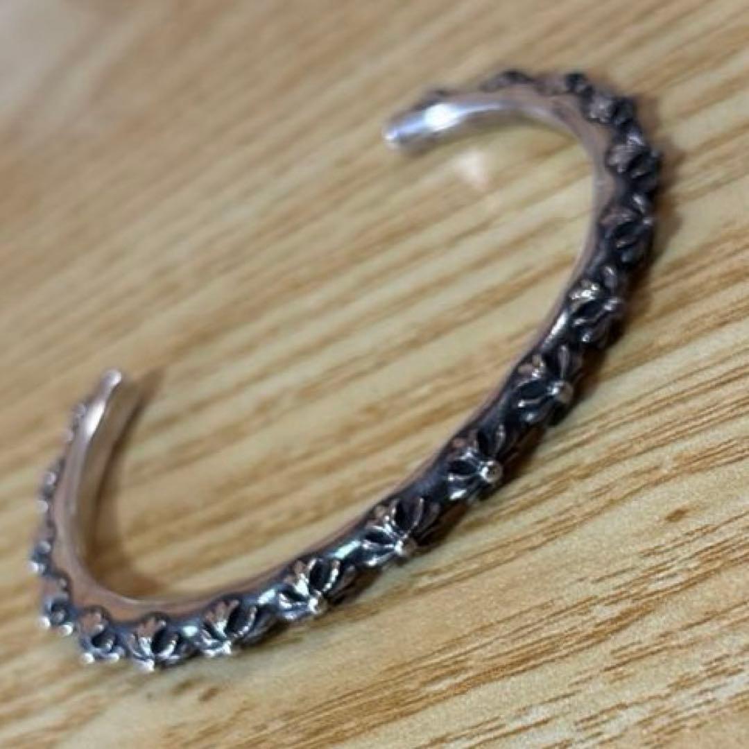 フラワーモチーフ　シルバーバングル　クロム風