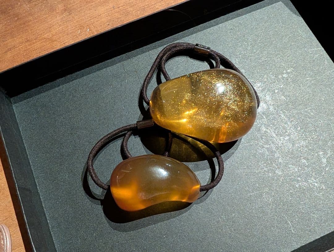 コレットマルーフ　アクリルポニー大　ラメがチラチラ輝く琥珀色