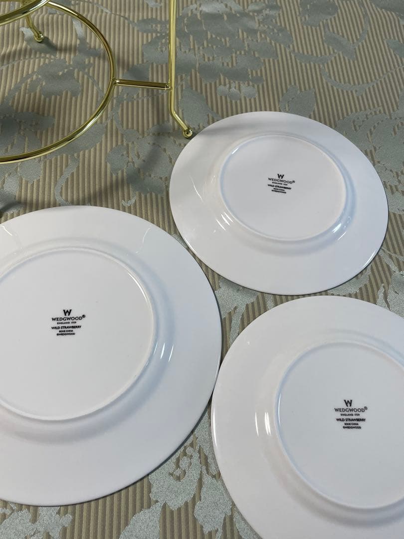 ウェッジウッド ワイルドストロベリー プレート3枚＆3段ケーキスタンド付きセット