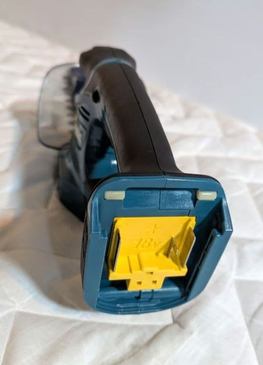 美品！マキタ ミニ生垣バリカン　MUH267D　18V